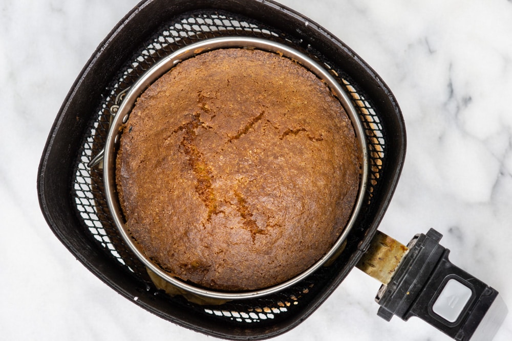 gâteau à l'orange cuit dans un panier de friteuse à air